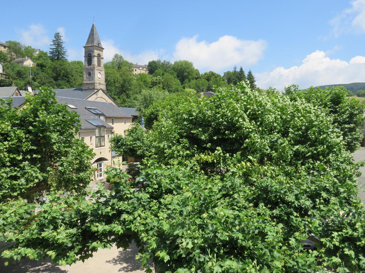 Café de la Place Gîte&Chambres d'hôtes Lou Pastre Lanuéjols Exterior foto